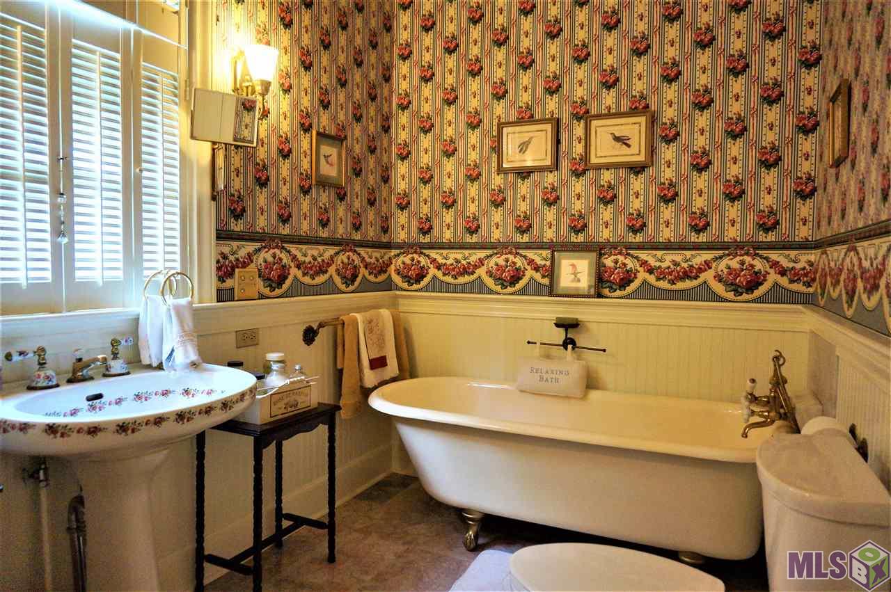 3921 Highway 308 Raceland, LA 70394 - Photo 8 of 16 Middle bath