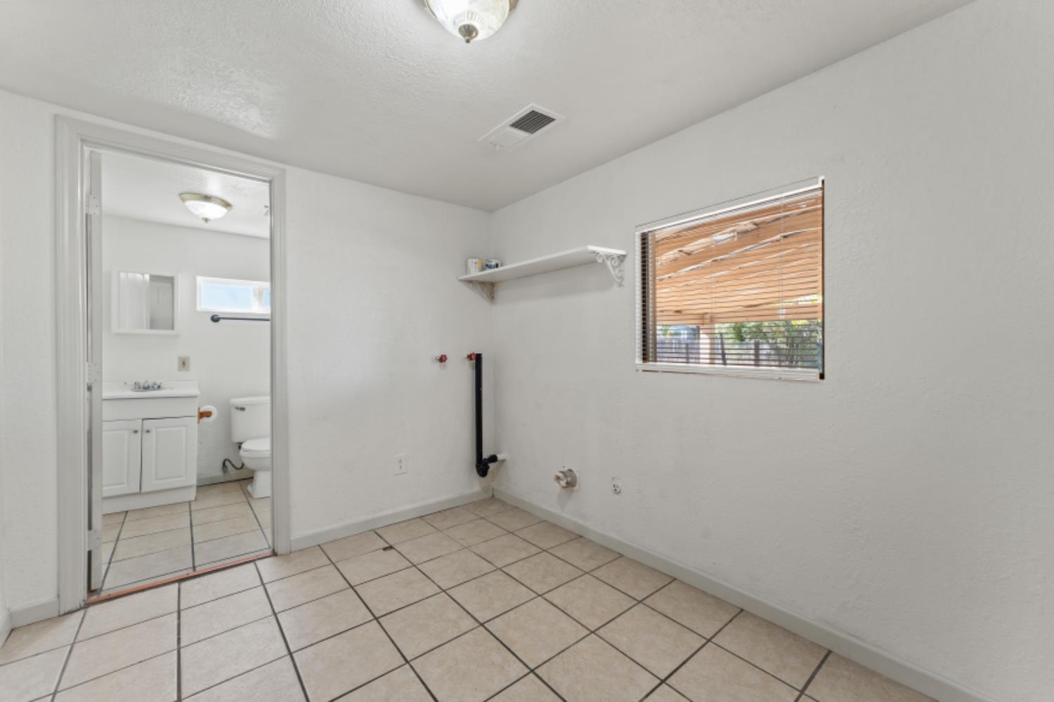 5192 Chestnut Road Olivehurst, CA 95961 - Photo 11 of 24 a view of an empty room