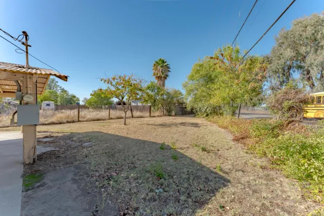 a view of a back yard
