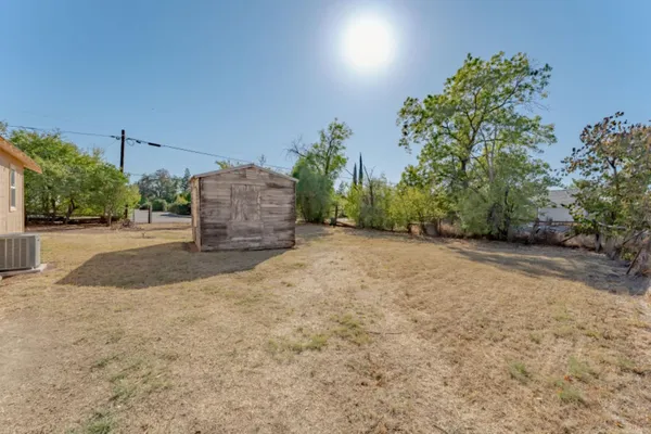 a view of a backyard