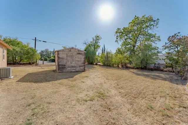 a view of a backyard