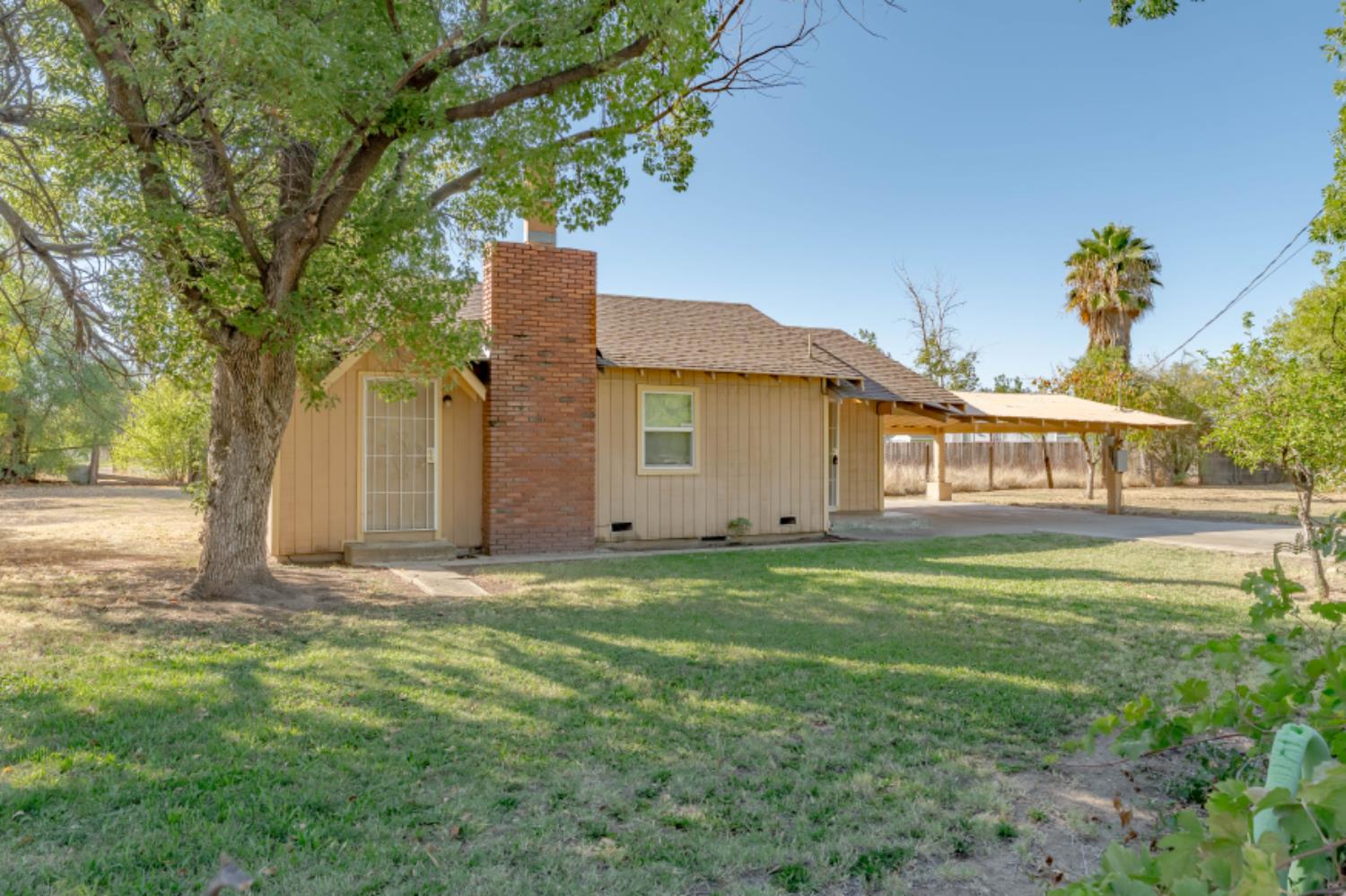 5192 Chestnut Road Olivehurst, CA 95961 - Photo 2 of 24 a front view of a house with a garden