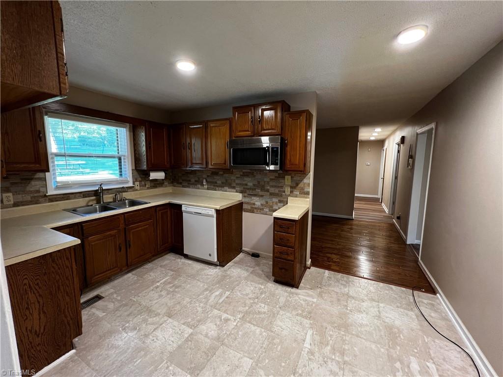 8837 Reynolda Road Pfafftown, NC 27040 - Photo 5 of 13 KITCHEN
