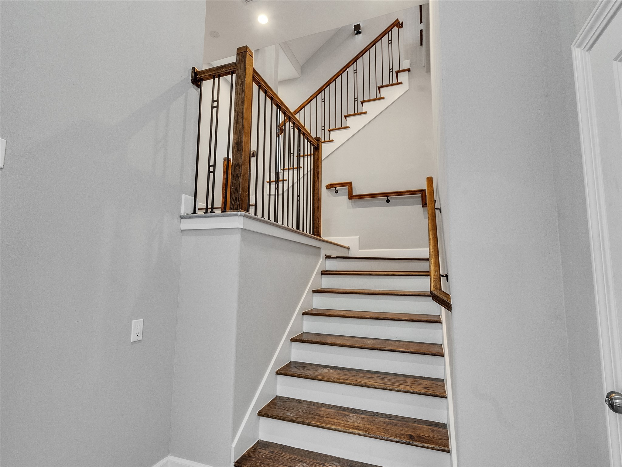 1122 West 16th Street, Unit D Houston, TX 77008 - Photo 3 of 40 a view of entryway