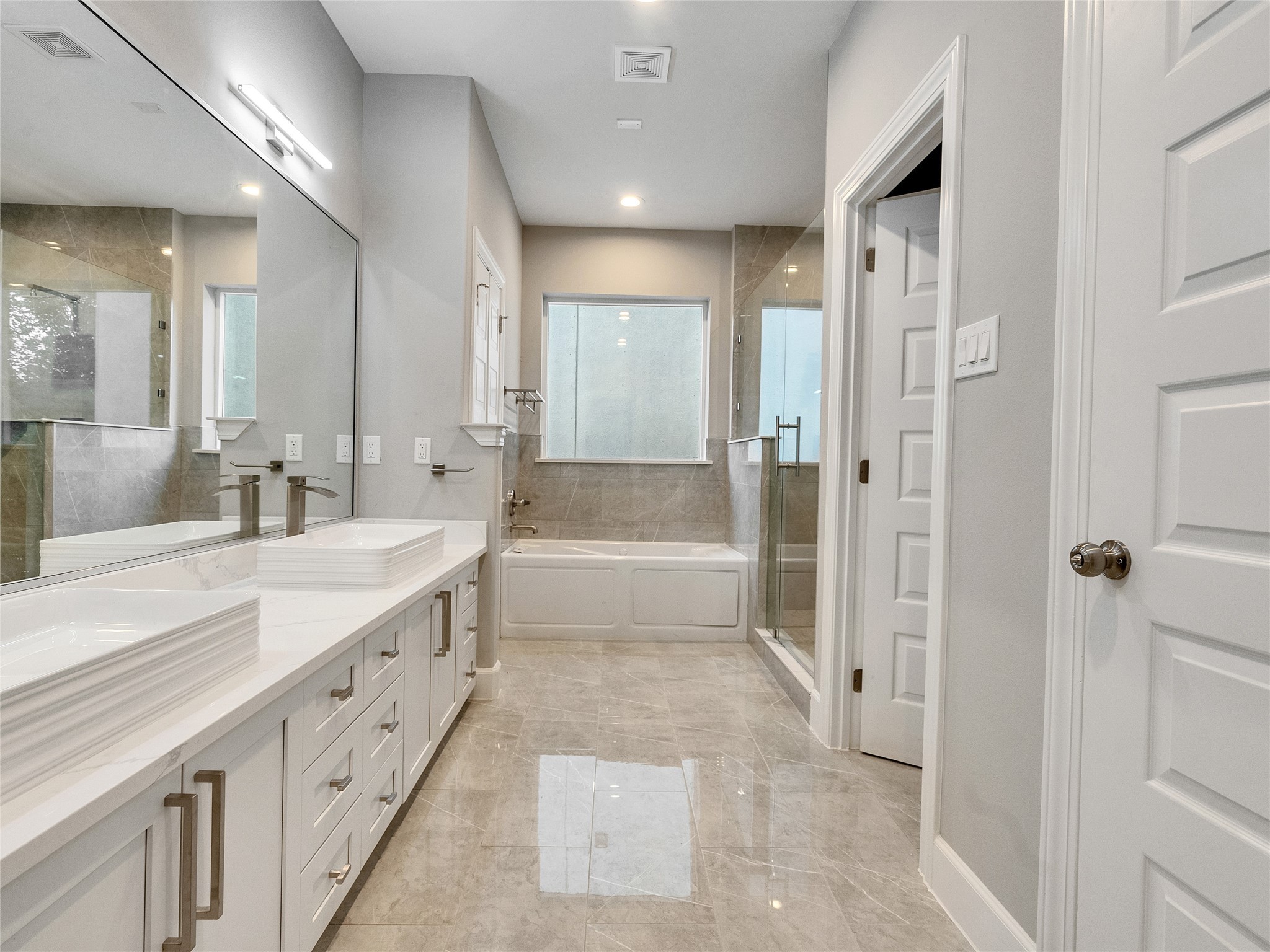1122 West 16th Street, Unit D Houston, TX 77008 - Photo 33 of 40 a spacious bathroom with a mirror a shower and a sink