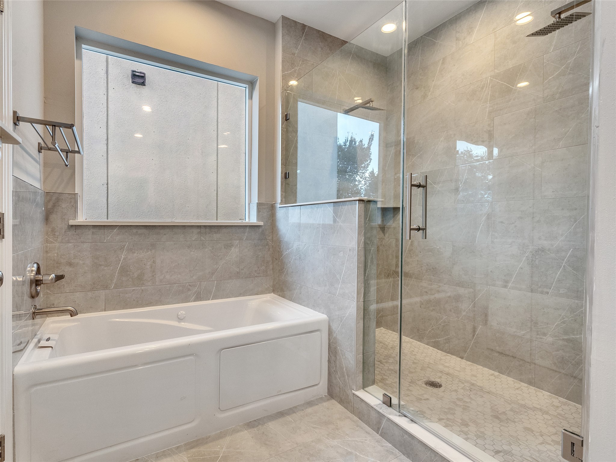 1122 West 16th Street, Unit D Houston, TX 77008 - Photo 35 of 40 a white bath tub sitting next to a shower