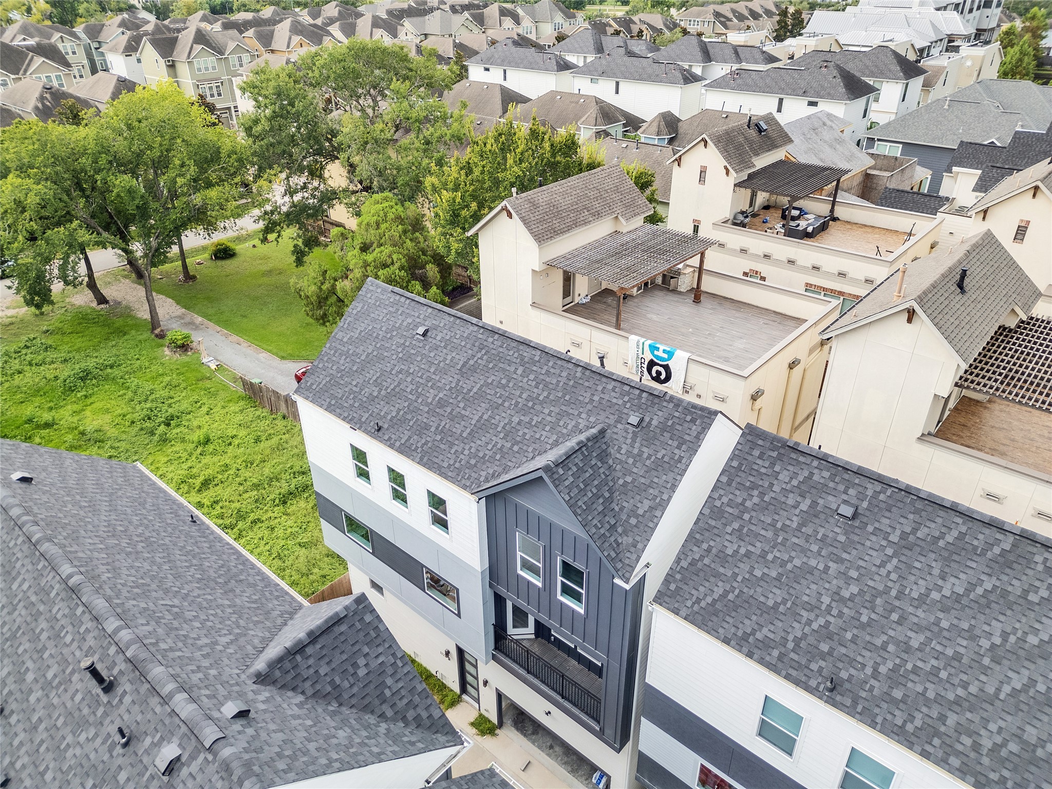 1122 West 16th Street, Unit D Houston, TX 77008 - Photo 37 of 40 an aerial view of residential house with outdoor space and parking