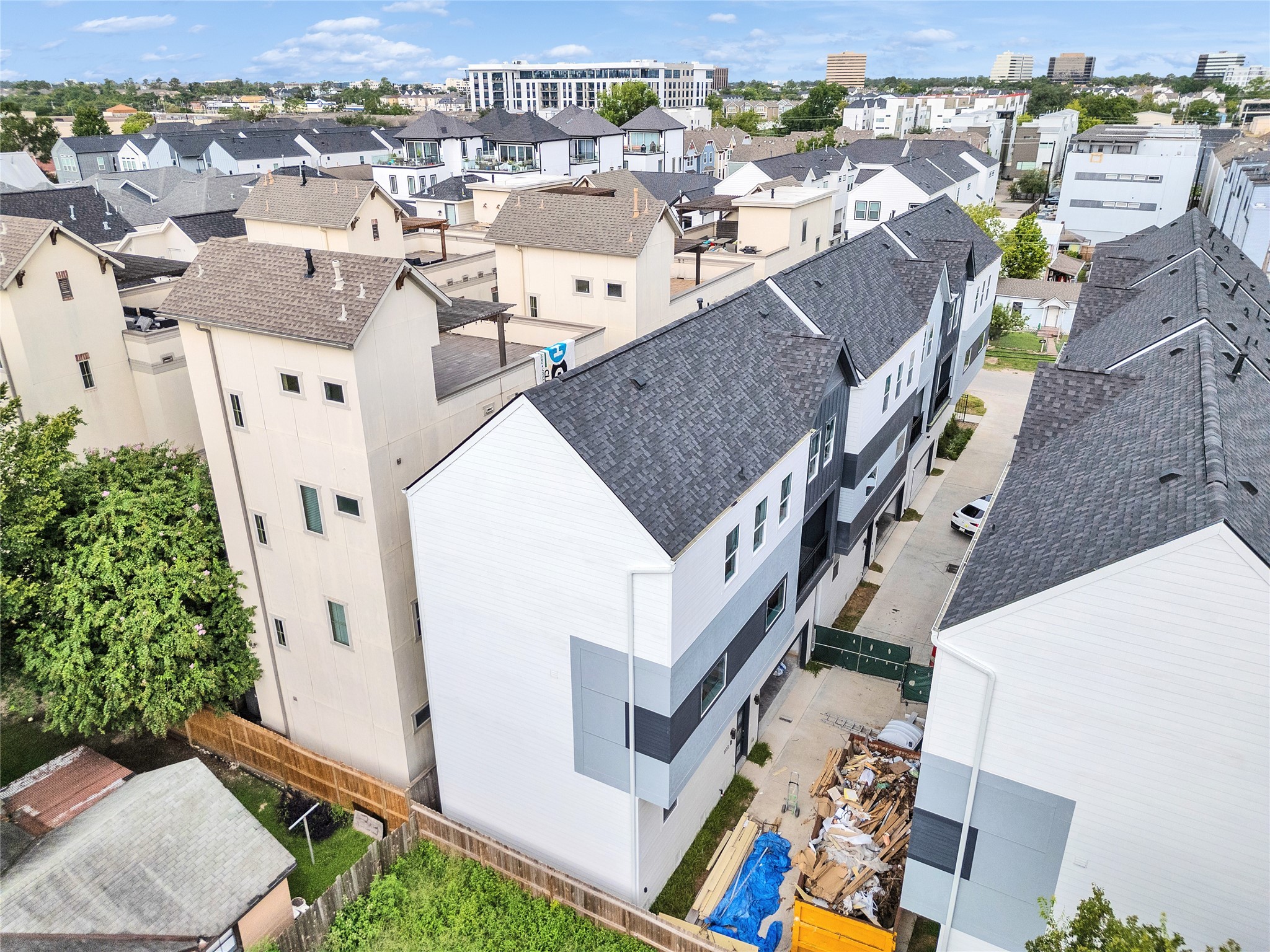 1122 West 16th Street, Unit D Houston, TX 77008 - Photo 38 of 40 an aerial view of a house with a yard