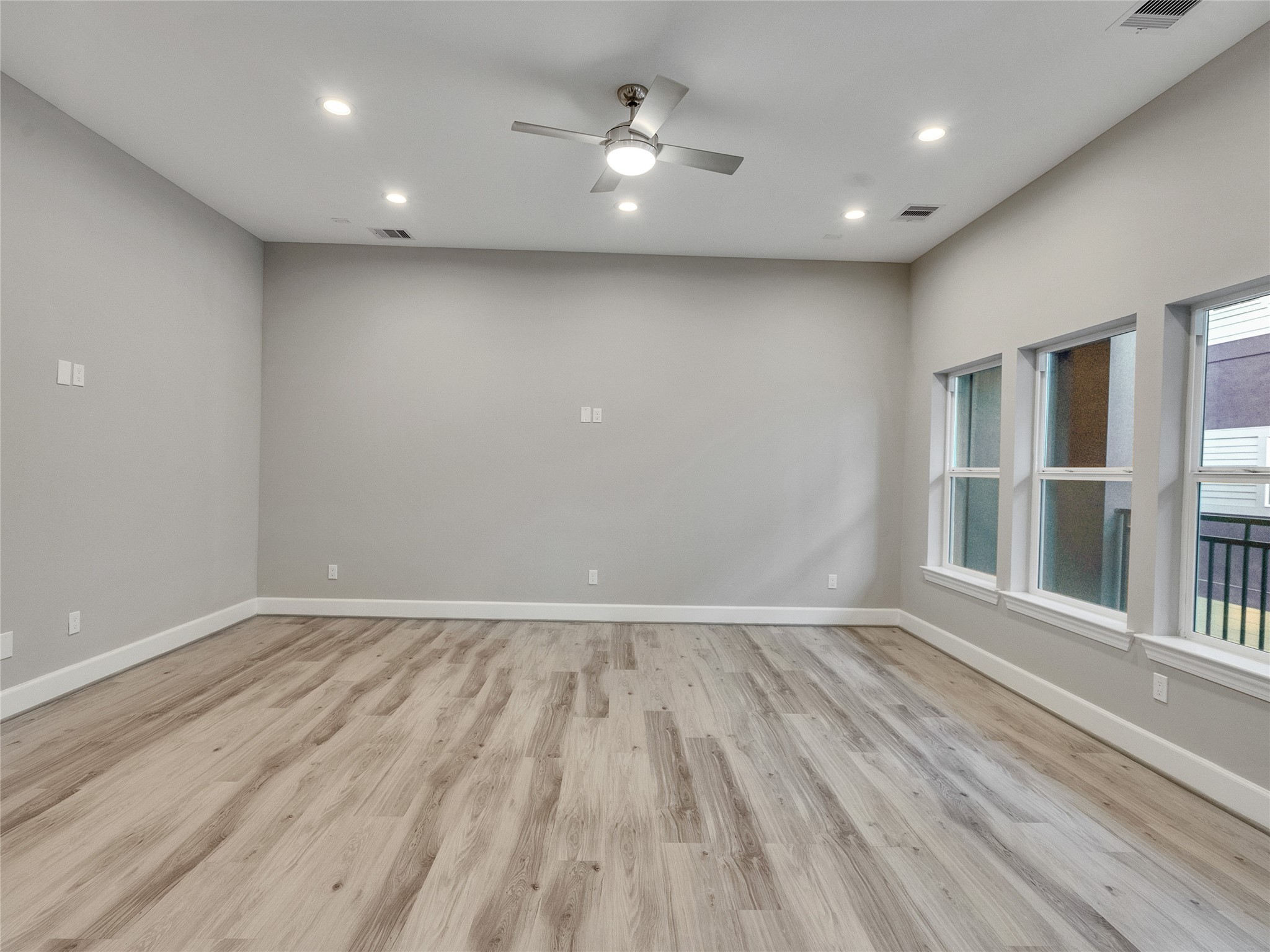 1122 West 16th Street, Unit D Houston, TX 77008 - Photo 9 of 40 an empty room with wooden floor and windows