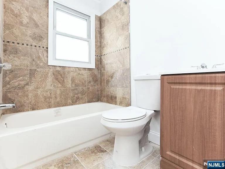 202 Kerrigan Boulevard Newark, NJ 07106 - Photo 3 of 5 a bathroom with a white toilet and a bathtub