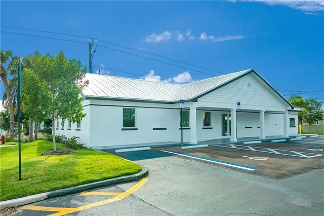 $2,450,000 | 3010 Tamiami Trail East, Naples, FL 34112