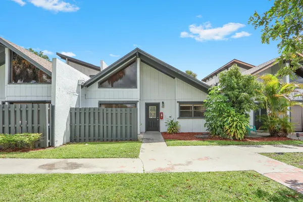 $2,800 | 100 Sparrow Drive, Unit 14, Royal Palm Beach, FL 33411