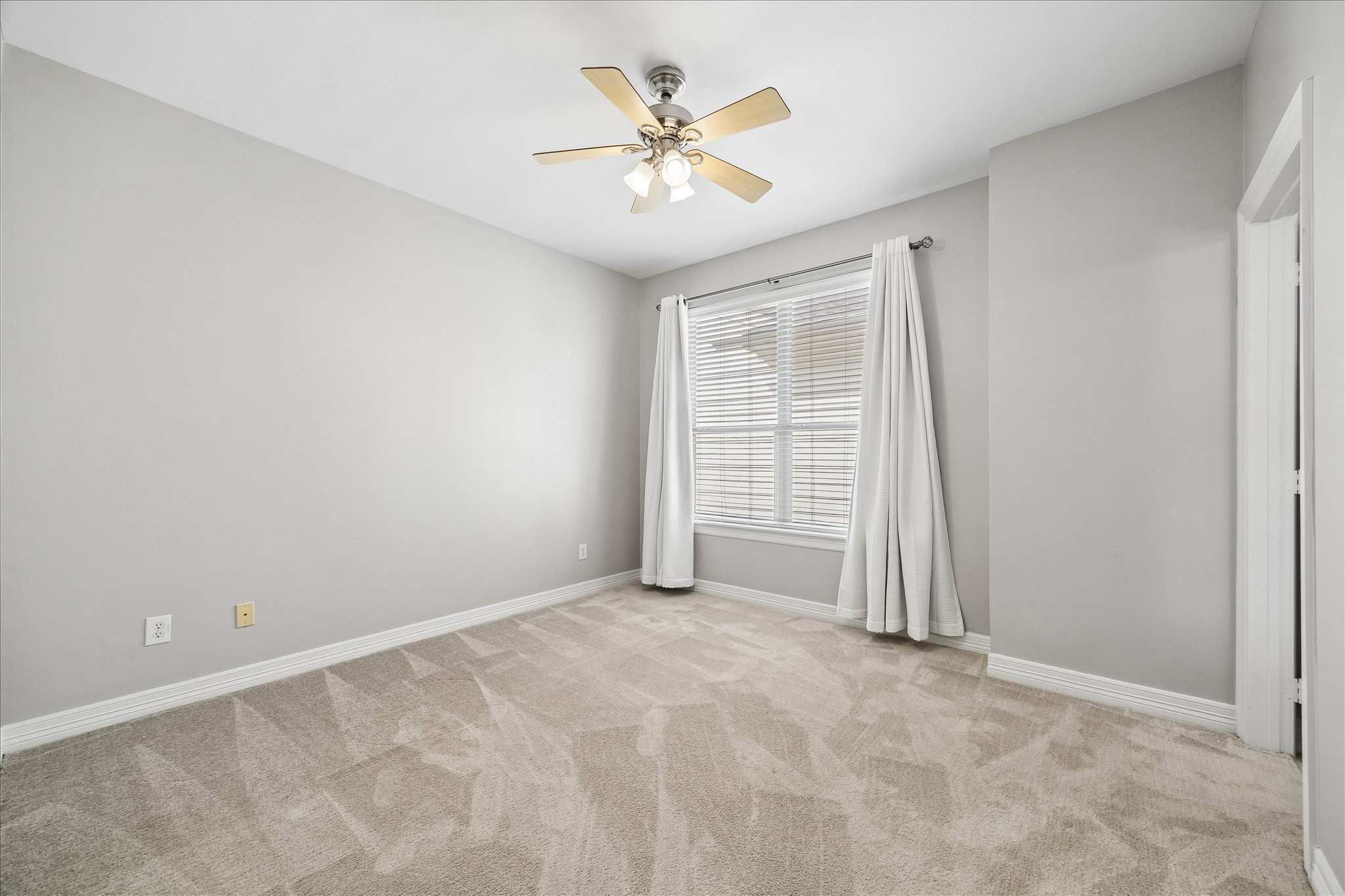 2423 Ralph Street Houston, TX 77006 - Photo 19 of 24 an empty room with closet and fan