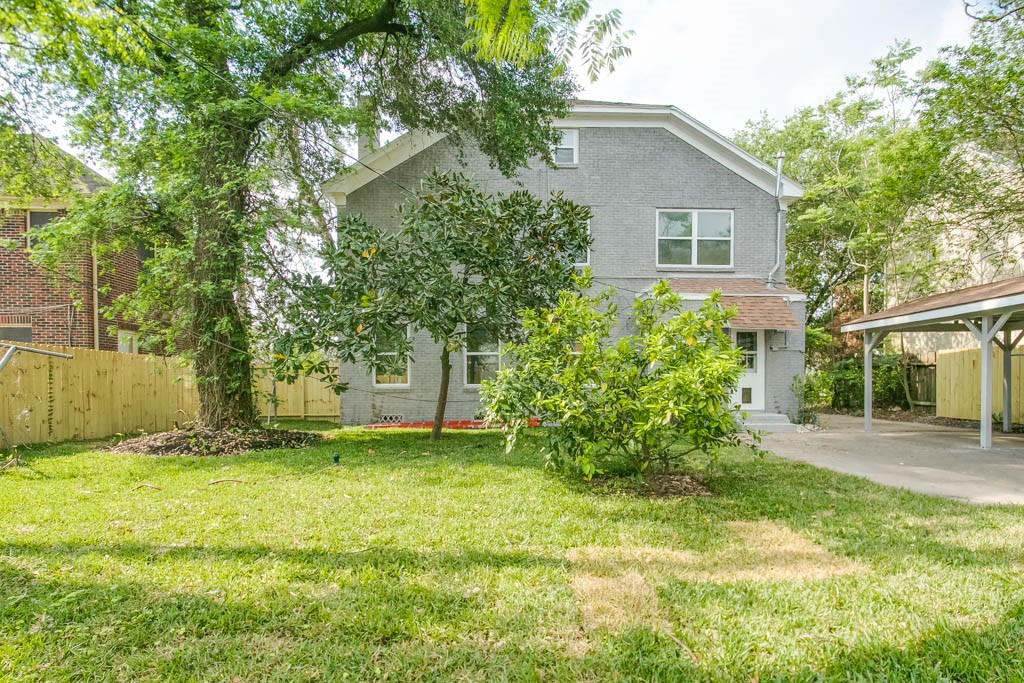 3321 Charleston Street Houston, TX 77021 - Photo 28 of 32 a view of a back yard of the house