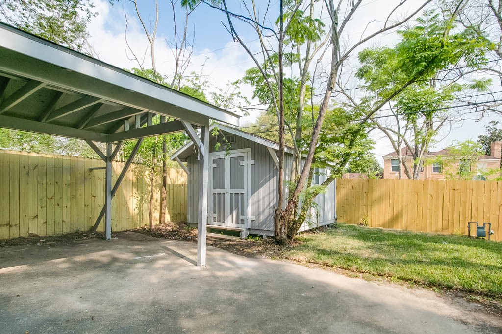 3321 Charleston Street Houston, TX 77021 - Photo 31 of 32 a view of backyard with small cabin