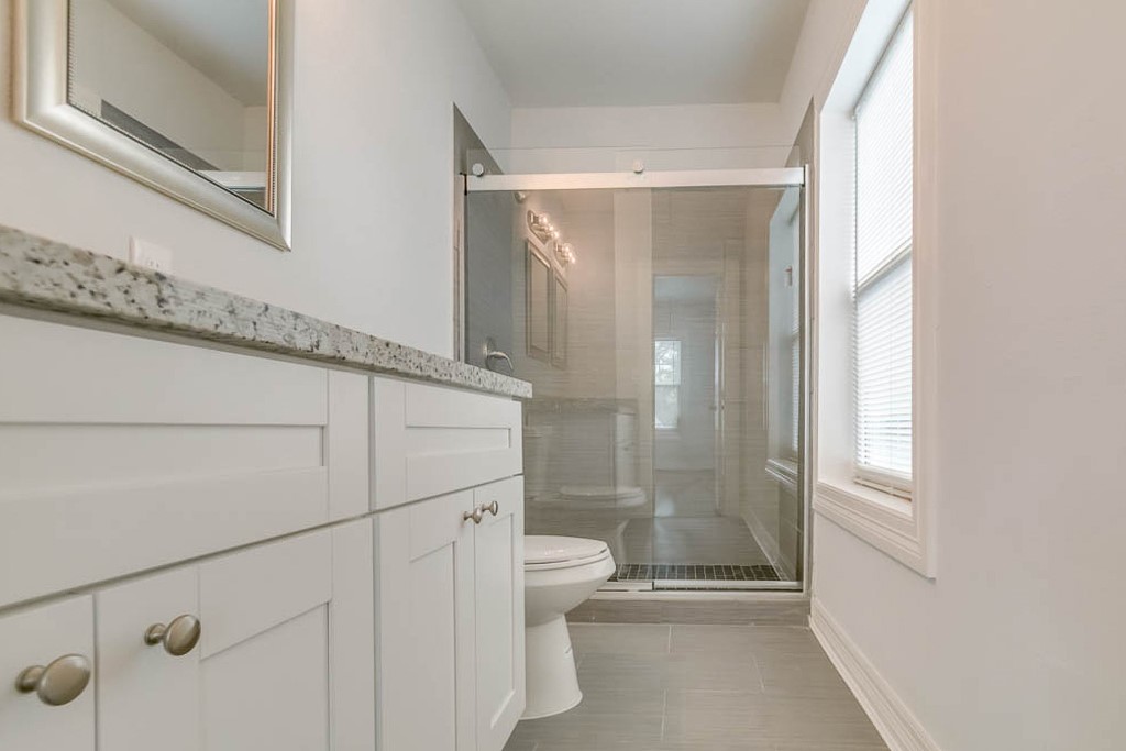 3321 Charleston Street Houston, TX 77021 - Photo 5 of 32 a bathroom with a shower and a toilet