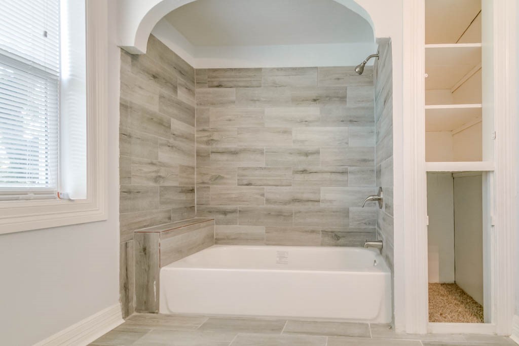 3321 Charleston Street Houston, TX 77021 - Photo 8 of 32 a bathroom with a bathtub