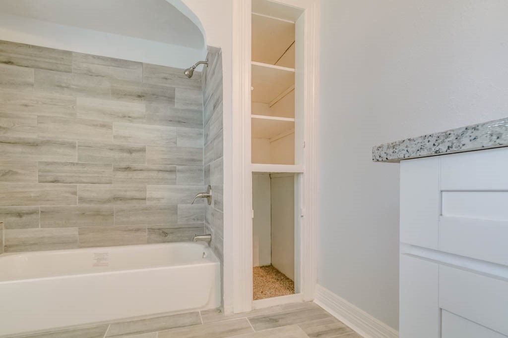 3321 Charleston Street Houston, TX 77021 - Photo 9 of 32 a bathroom with a bathtub