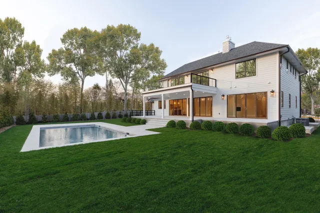$4,399,990 | 26 Pine Tree Road, Southampton, NY 11968
