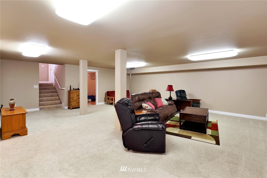 1468 East Smith Road Bellingham, WA 98226 - Photo 17 of 40 a living room with furniture