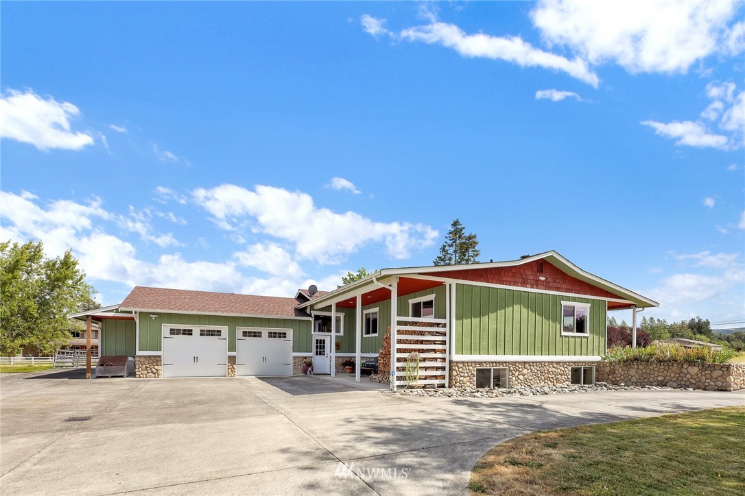 1468 East Smith Road Bellingham, WA 98226 - Photo 24 of 40 a front view of a house with a big yard