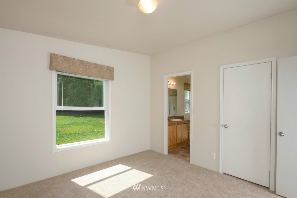 8585 Harborview Road, Unit 9 Blaine, WA 98230 - Photo 9 of 15 Gallery Image 9