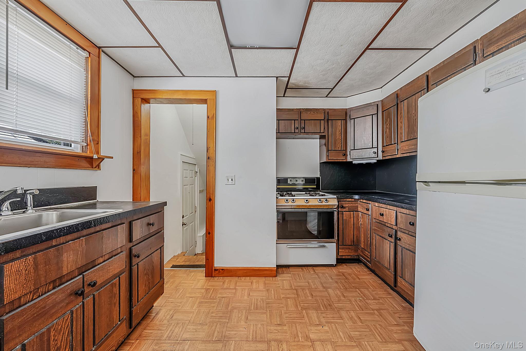 33 Sherman Street Merrick, NY 11566 - Photo 10 of 27
