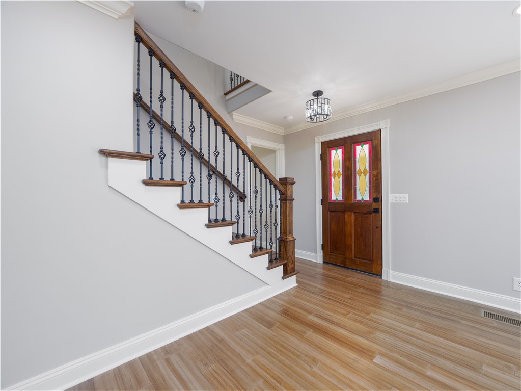 160 Butler Lake Drive St. Simons Island, GA 31522 - Photo 4 of 34 Living Room Facing Front Door