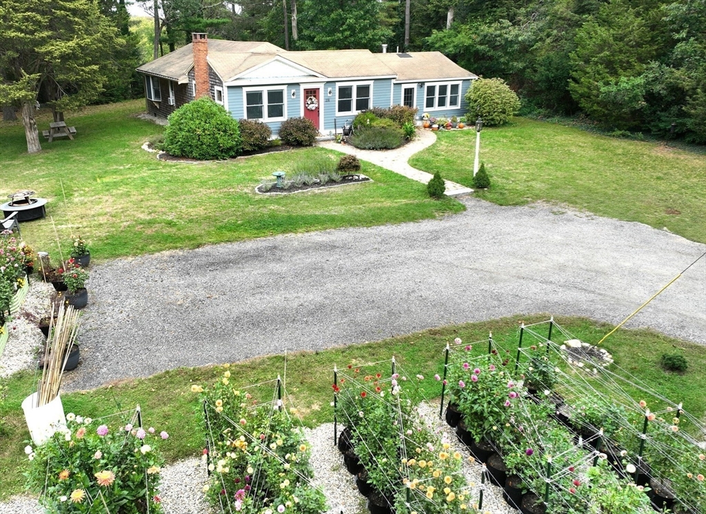 231 Main Street Kingston, MA 02364 - Photo 3 of 25 a front view of a house with garden