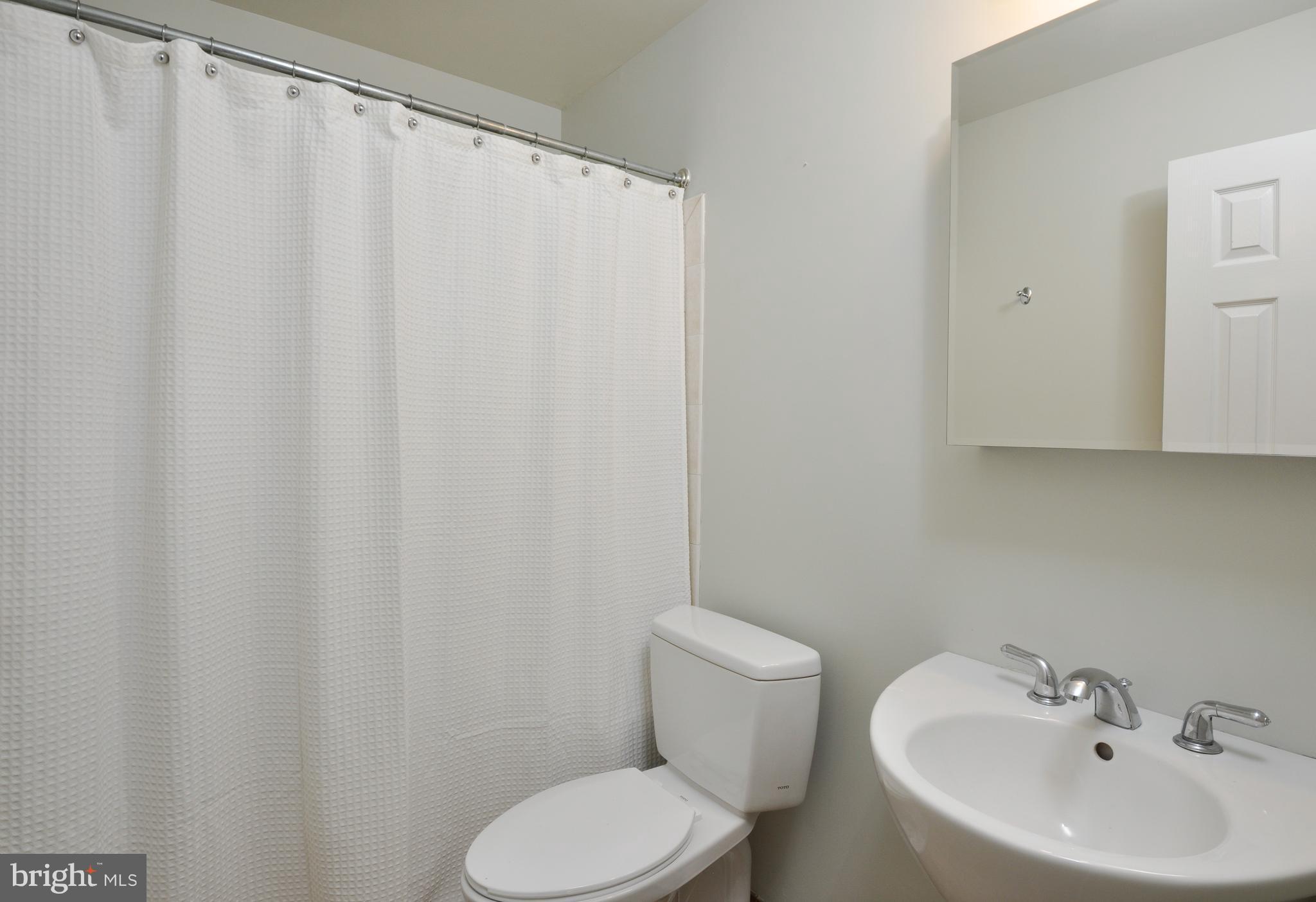 10152 Marshall Pond Road Burke, VA 22015 - Photo 17 of 30 Neutral and New