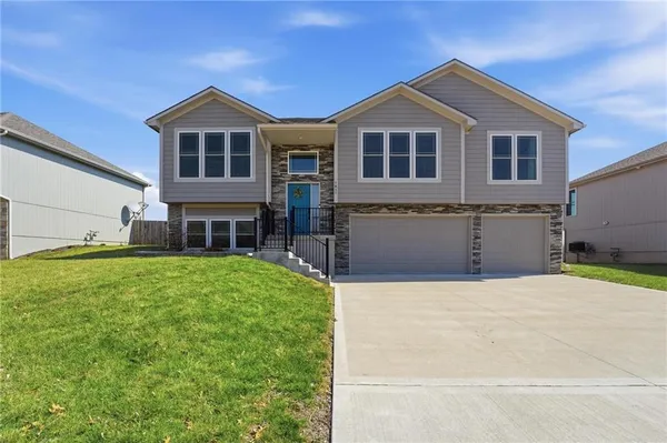 $390,000 | 1411 Norfolk Drive, Harrisonville, MO 64701