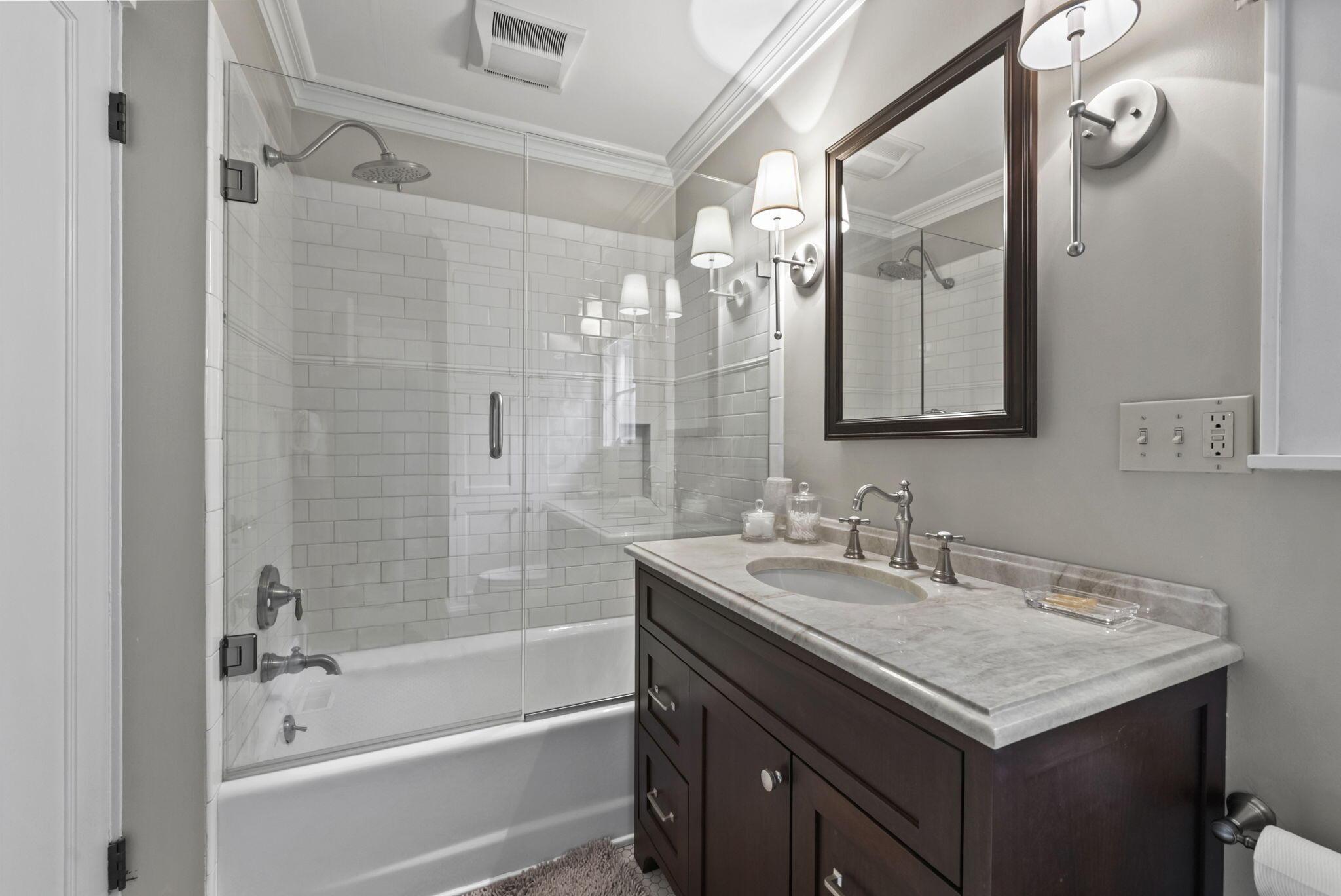 1875 Roxbury Road Upper Arlington, OH 43212 - Photo 51 of 97 Jack & Jill Bath Bedroom 2 and 3