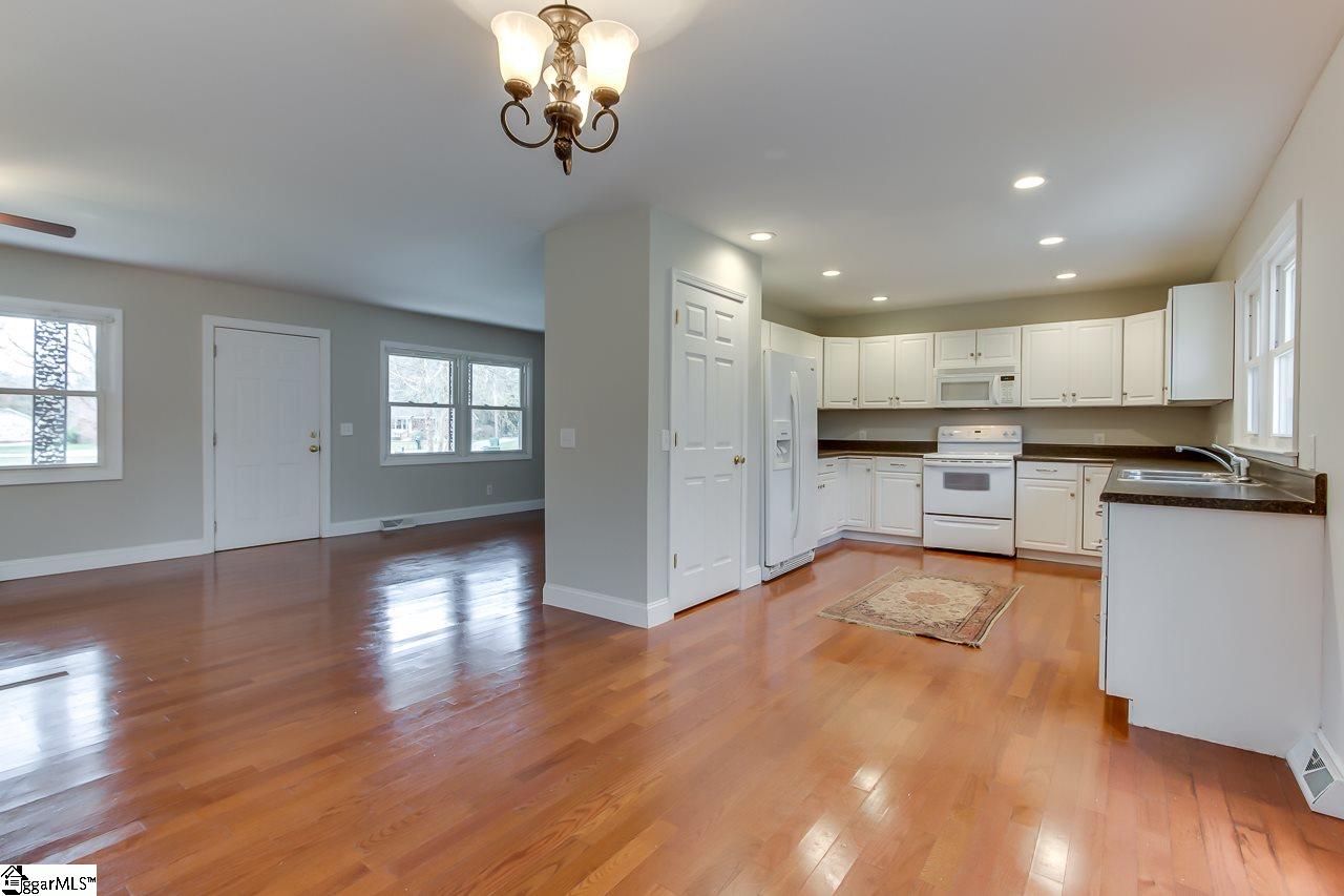 303 Mapleton Drive Greenville, SC 29607 - Photo 11 of 31