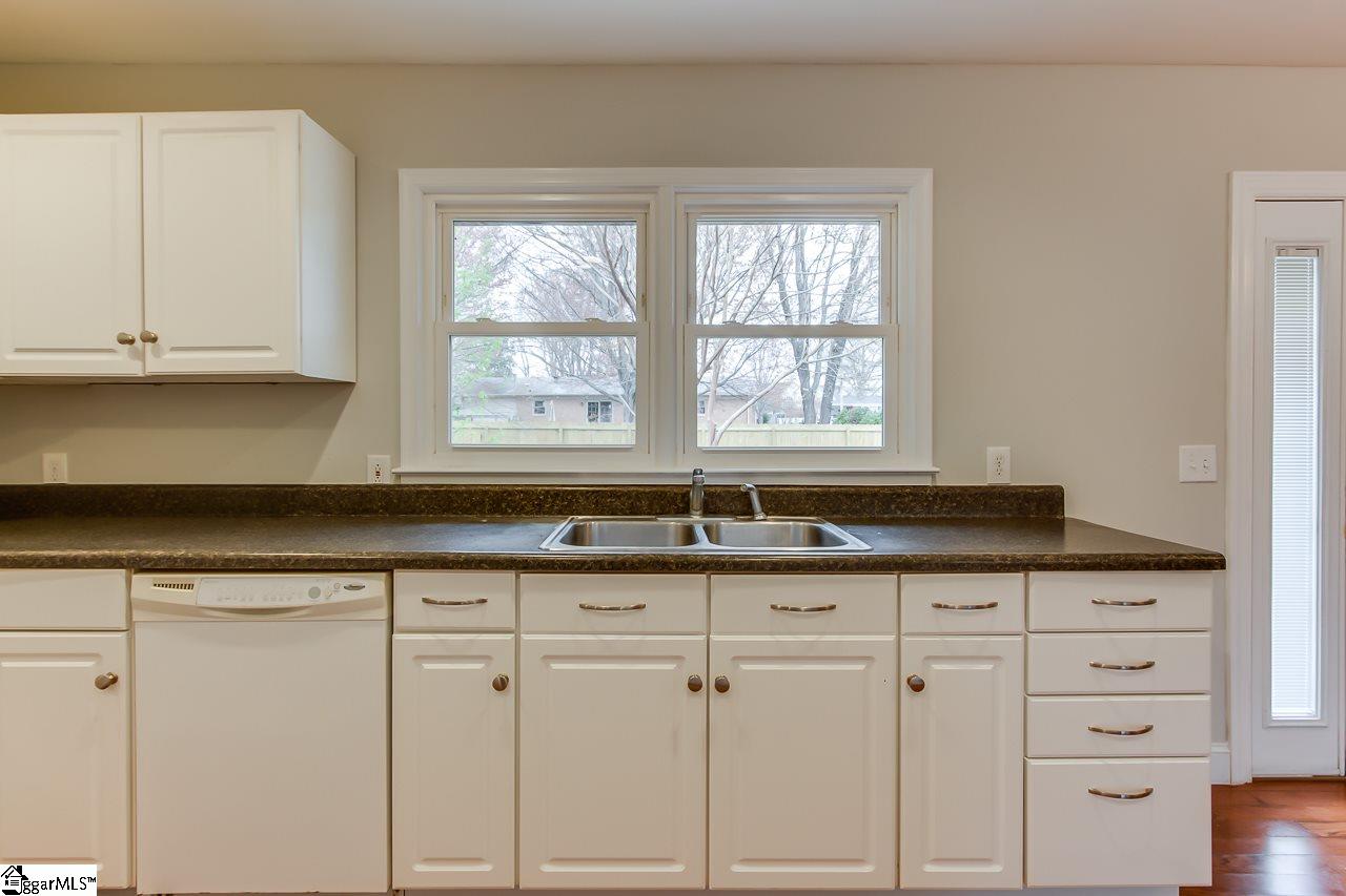 303 Mapleton Drive Greenville, SC 29607 - Photo 14 of 31