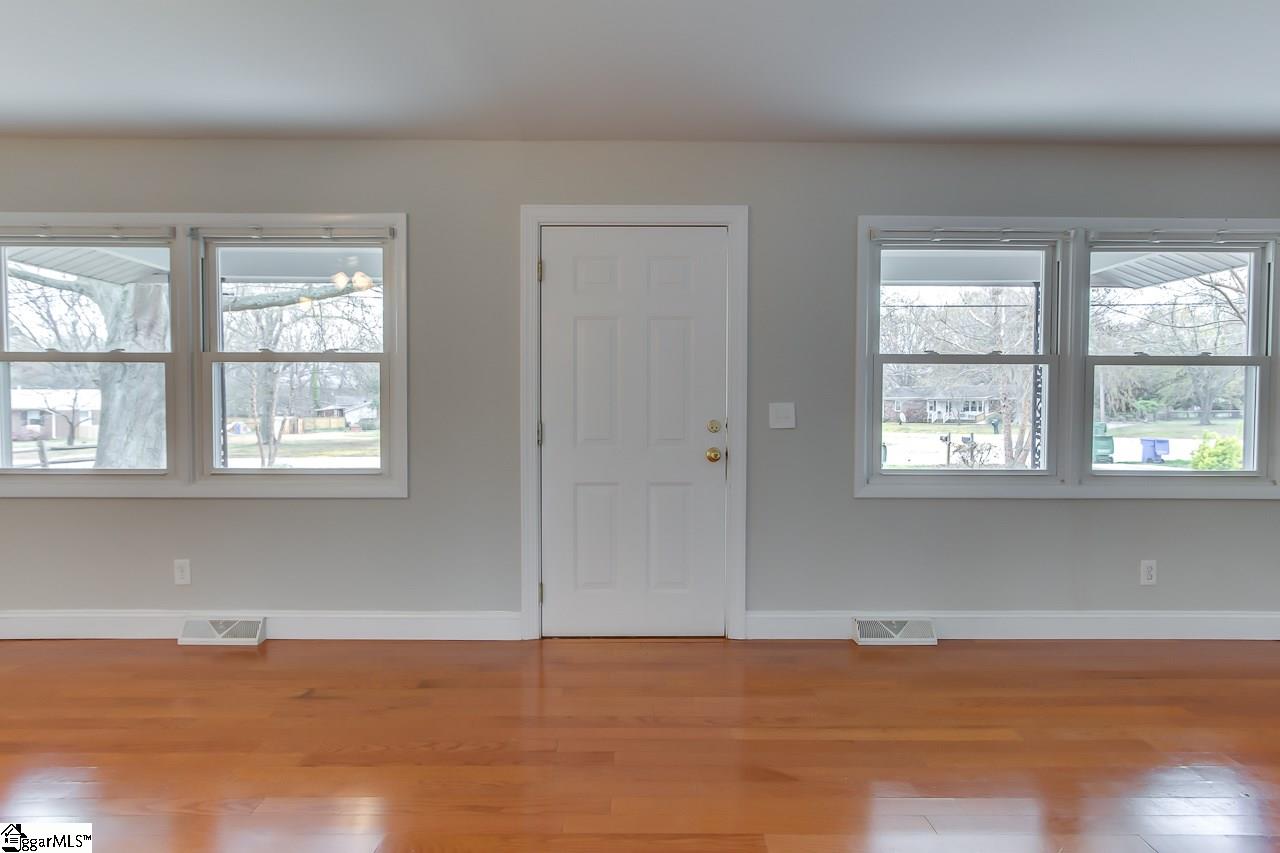 303 Mapleton Drive Greenville, SC 29607 - Photo 5 of 31