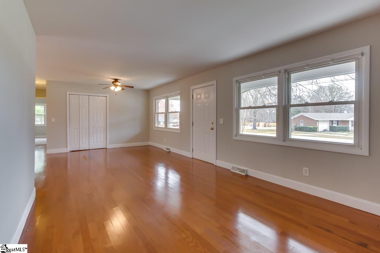 303 Mapleton Drive Greenville, SC 29607 - Photo 7 of 31