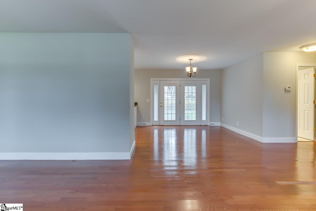 303 Mapleton Drive Greenville, SC 29607 - Photo 8 of 31
