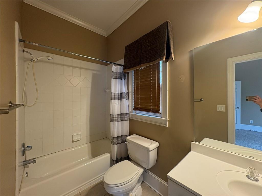 5930 Abbotts Run Trail Duluth, GA 30097 - Photo 10 of 32 a bathroom with a toilet a sink and bathtub
