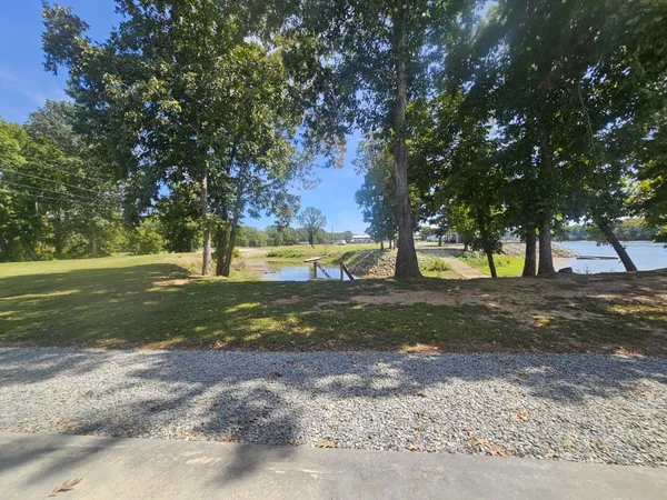 a view of a back yard