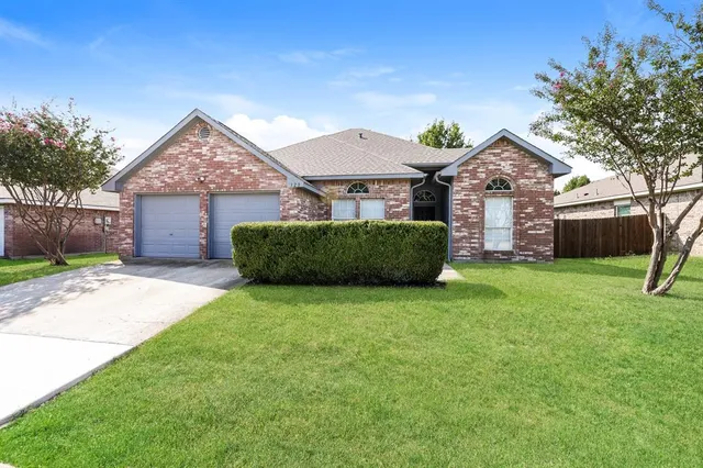 $2,180 | 328 Willow Creek Drive, Glenn Heights, TX 75154