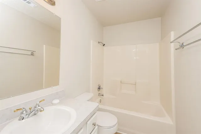 $2,180 | 328 Willow Creek Drive, Glenn Heights, TX 75154