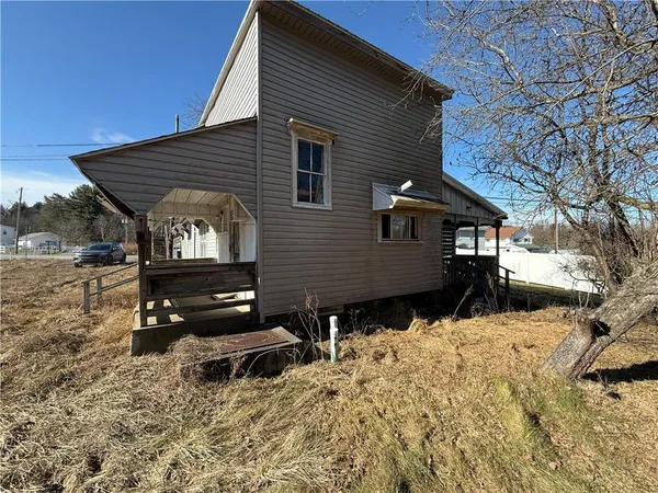 a view of a house with a yard