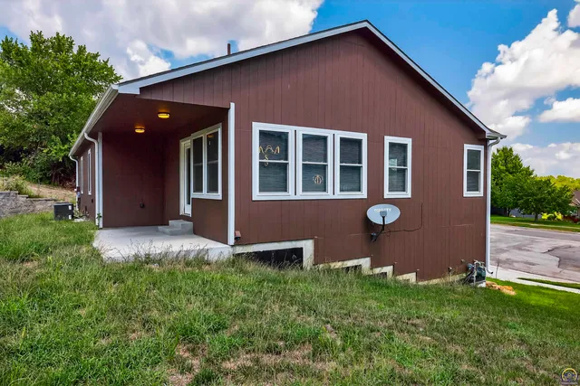 $359,850 | 3751 Southwest Summerfield Drive, Topeka, KS 66610