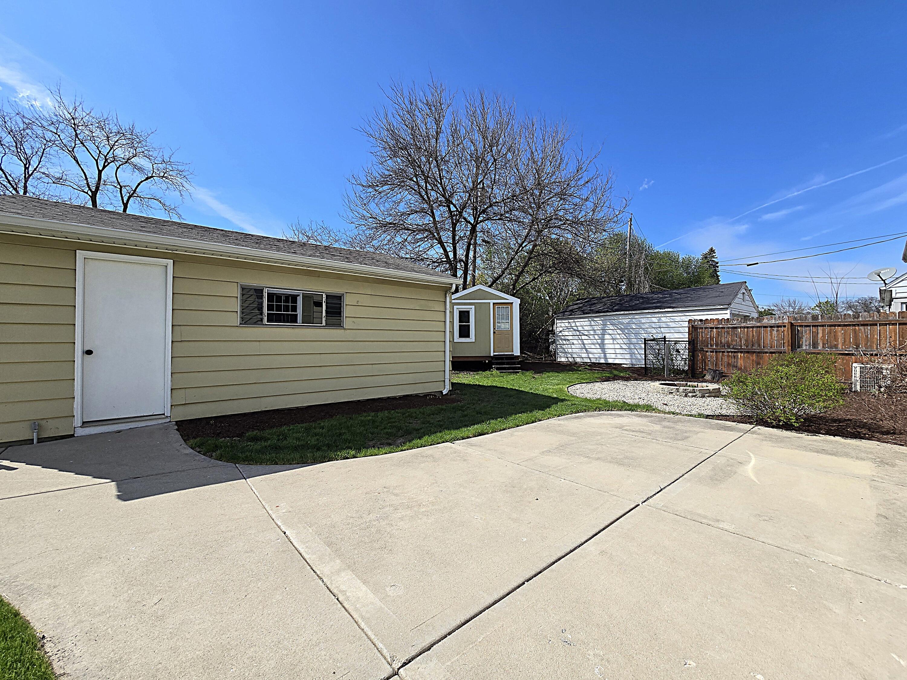 331 South 80th Street Milwaukee, WI 53214 - Photo 38 of 44 Patio