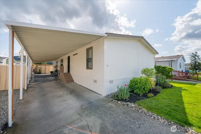 a view of a house with backyard and garden