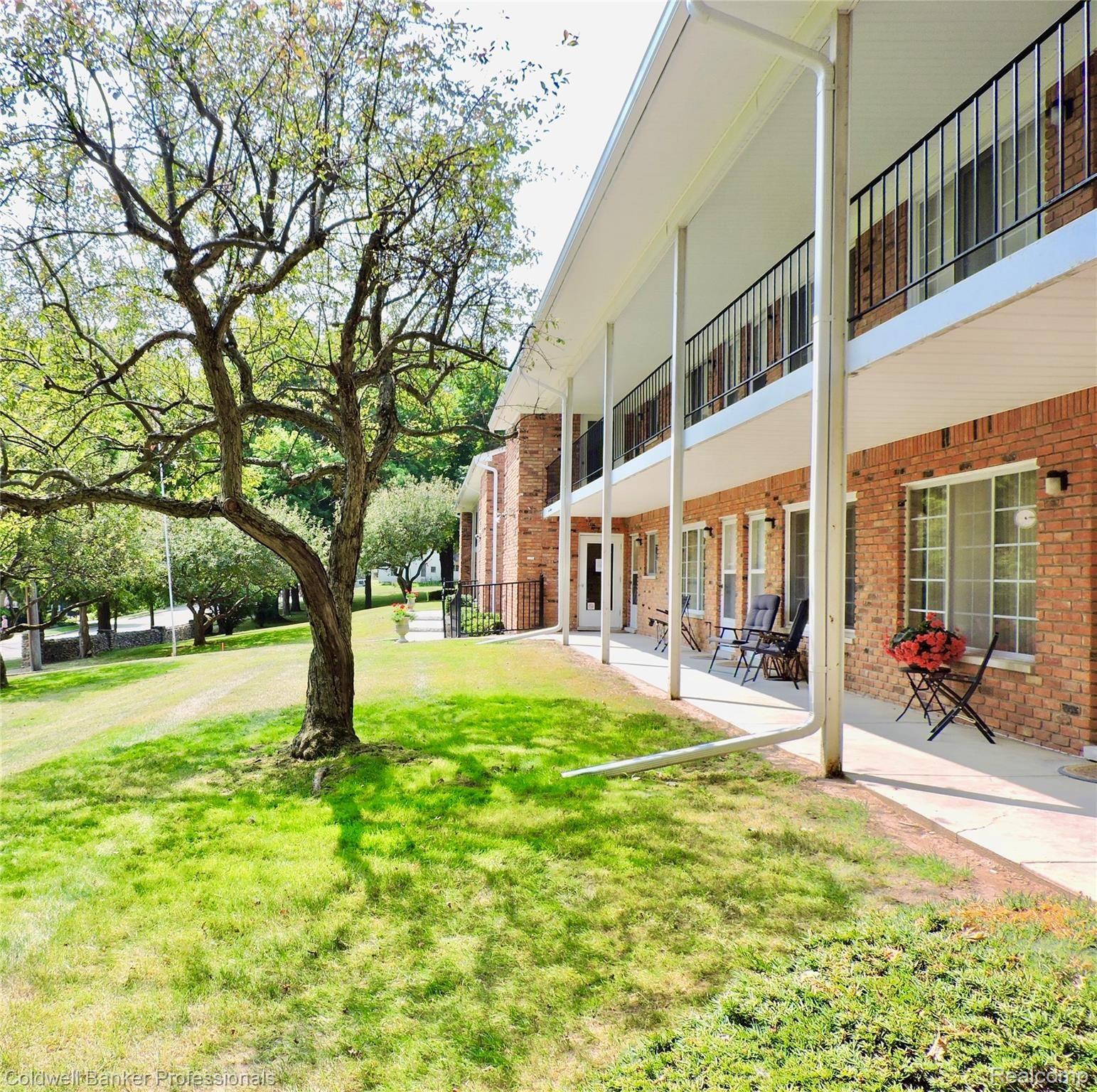 419 Prospect Street, Unit 105 Romeo, MI 48065 - Photo 30 of 37 Beautifully landscaped property.