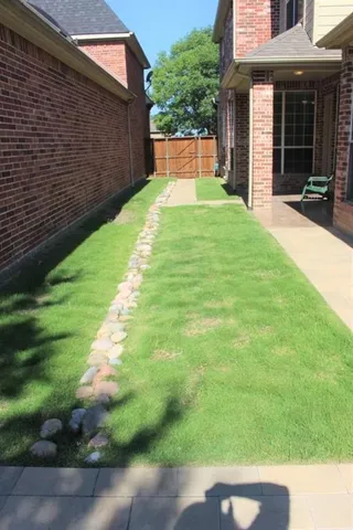 a view of back yard of the house