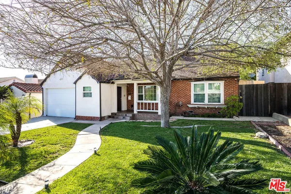 a view of a yard in front of house