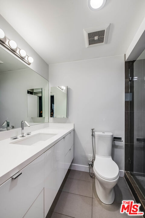 523 East Fairmount Road Burbank, CA 91501 - Photo 16 of 30 a bathroom with a toilet a sink and mirror
