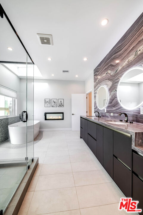 523 East Fairmount Road Burbank, CA 91501 - Photo 23 of 30 a large kitchen with a table and chairs